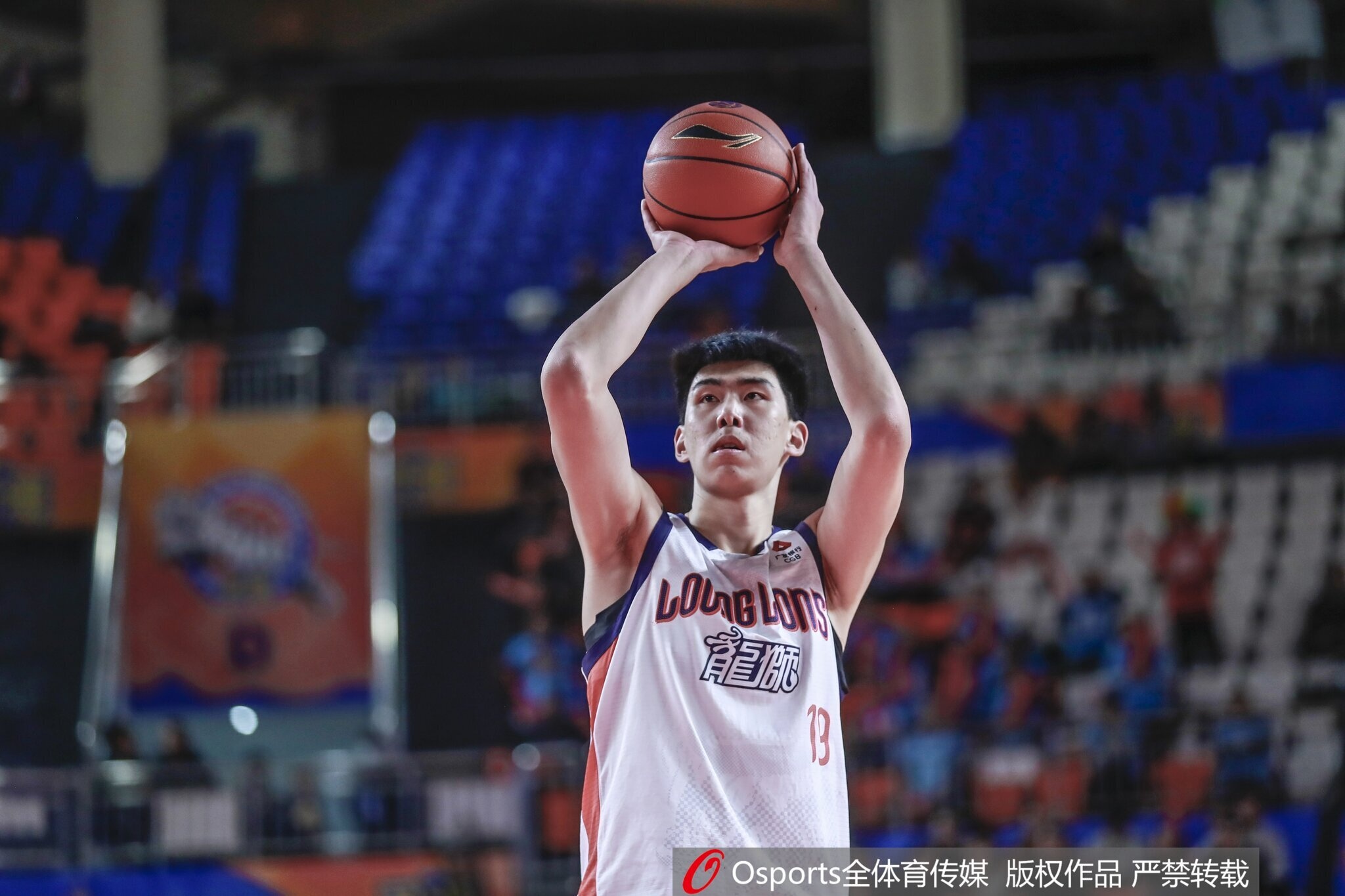 开云官网-攻防俱佳！徐昕9中7超高效拿下17分10板1助1断4帽