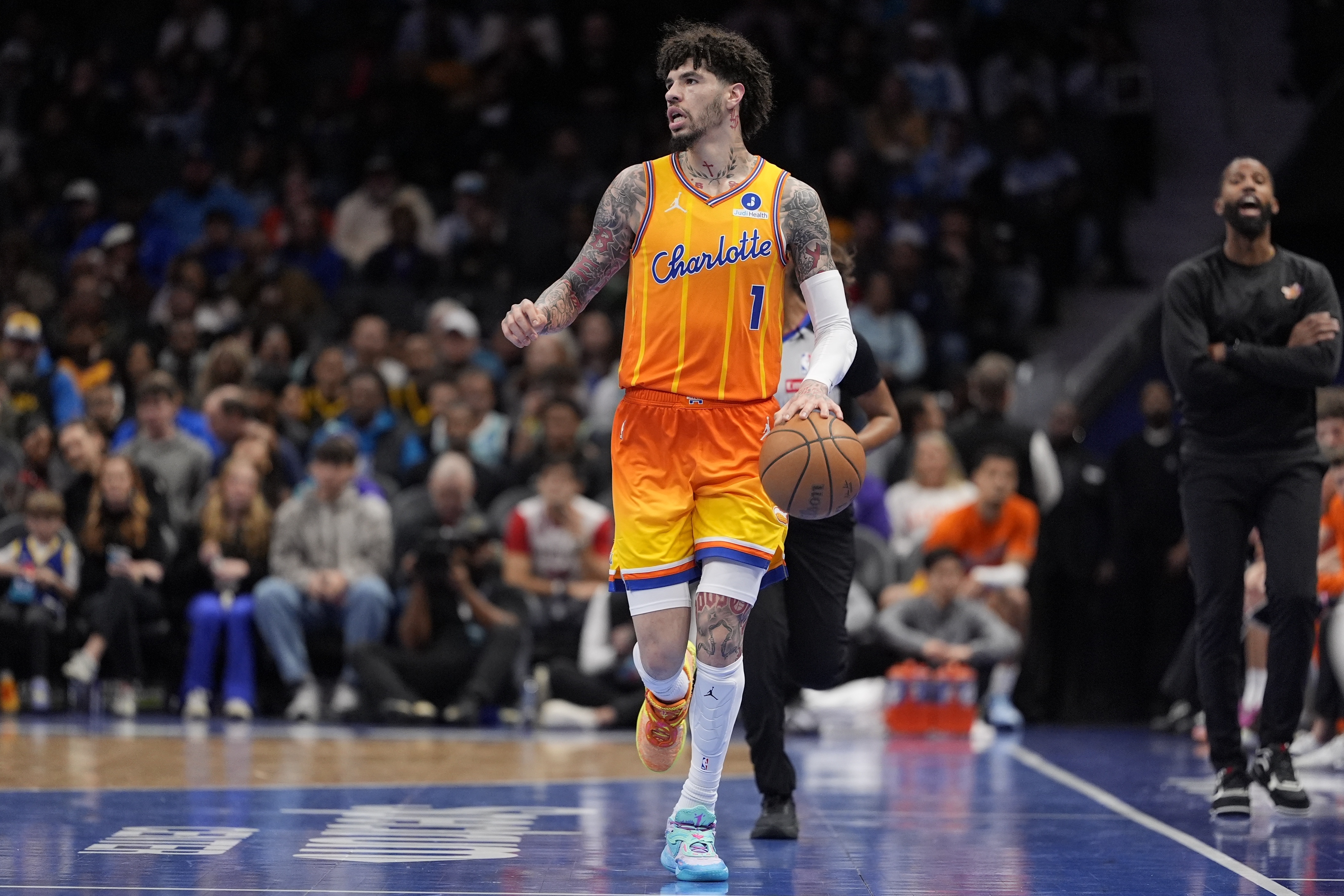 开云体育下载-阿里纳斯：黄蜂根本不需要成绩 留着鲍尔让他卖票就行了