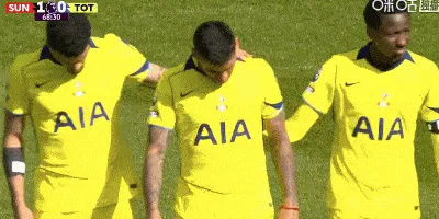 开云app-难绷！罗梅罗与金斯基相撞后无法坚持泪洒球场